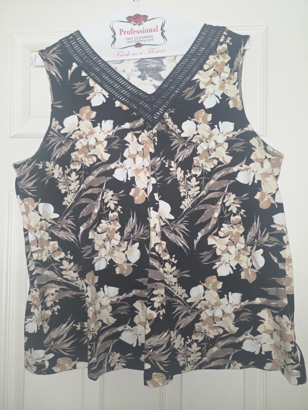 croft & barrow Black Sleeveless Floral V-Neck Tank